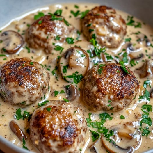 Pollo cubierto con espinacas a la crema, tocino y champiñones: un plato lleno de sabor y tradición