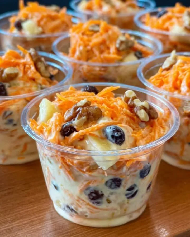 Ensalada de zanahoria fresca y colorida lista para servir