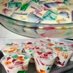 Gelatina mosaico con leche condensada en un plato colorido